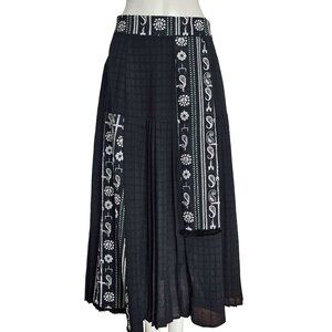 INITIAL BLACK EMBROIDERED PLEATED SKIRT (3)